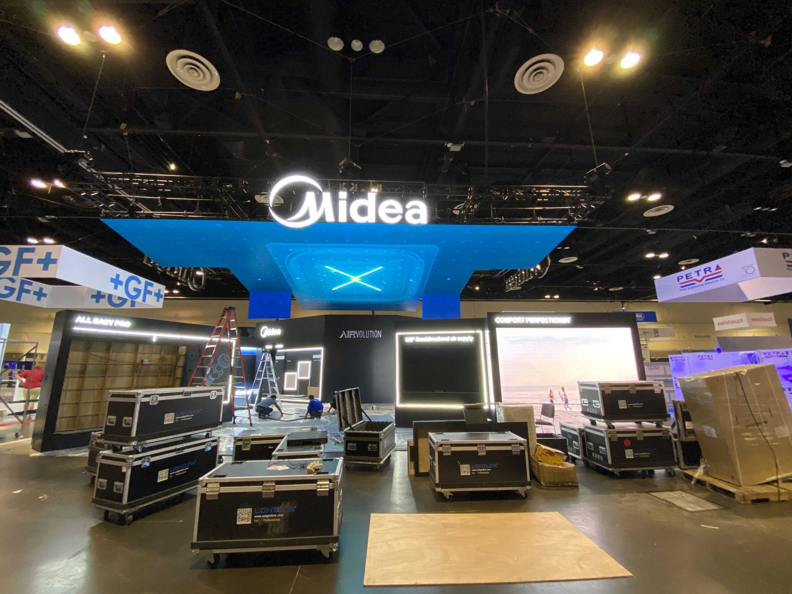 Island Exhibits Show Rules Wall Working